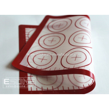 Non-stick and heat resistant silicone mat for baking